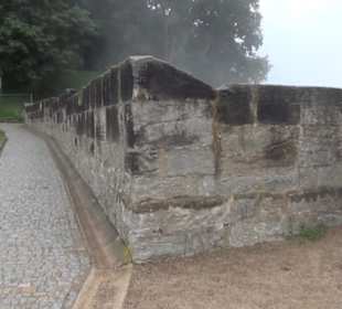 Entlang der Festungsmauer