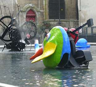 Rzeźba w fontannie obok Centrum Pompidou