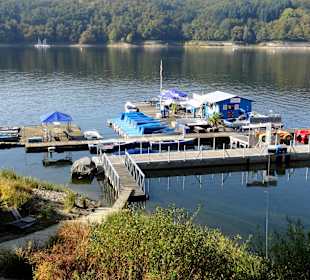 Blick auf die Anlage des Bootsverleihs