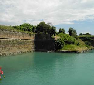 Kanal und Festungsmauer