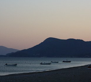 Strand in der Abenddämmerung in Votsalakia