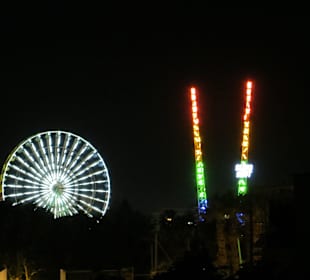 Freizeitpark/Kirmesplatz bei Nacht