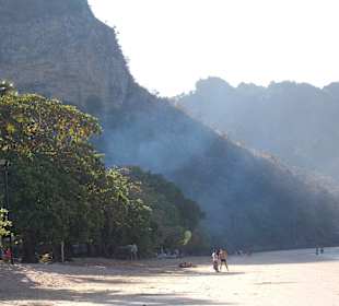 Giftiger Plastikrauch zieht über den Strand.