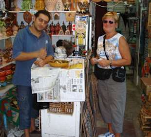 Verkaufsgespräch beim Keramikhändler