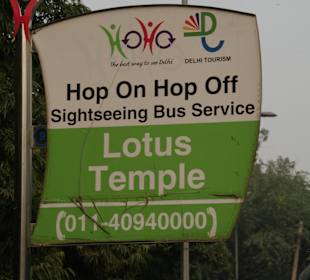 Bushaltestellenschild am Lotus Tempel