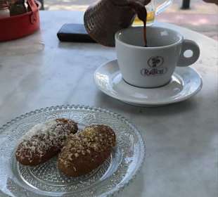 Griechischer Café mit Keks