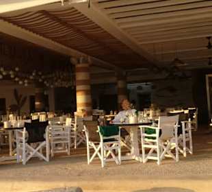 Elia Beach, Restaurant