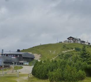 Blick hoch zum Wank-Haus auf dem Wank-Gipfel