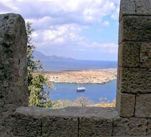 Blick durch die Zinnen aufs Meer