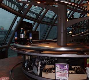 Oben kommt das Essen unten sind Teller und Besteck