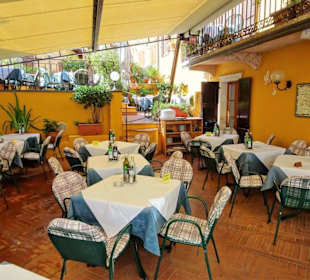 Blick auf die Terrassenplätze des Restaurants