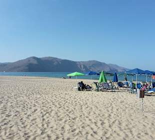 Perfektes Beach Life vor wunderschöner Kulisse