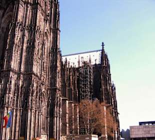 Der Kölner Dom bei blauem Himmel
