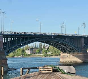 Blick zur stark befahrene Theodor-Heuss-Brücke