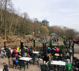 Terrasse mit Blick zum großen Spielplatz