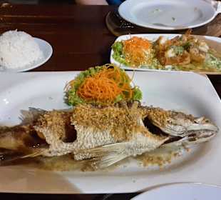 White snapper und prawns with garlic und pepper