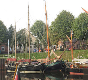 Im Hafen mit Blick auf das Gästehaus