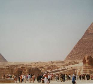 Die Sphinx vor der Pyramide