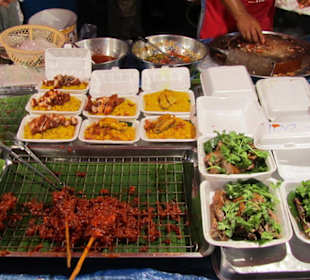 Der Bangtao Nacht-Markt mit Angeboten 003