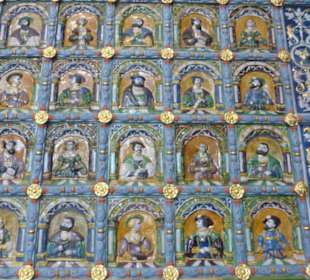 Handbemalte Kacheln am Kachelofen im Artushof