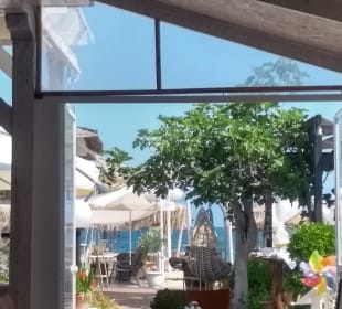 Taverna mit Blick auf den Strand Vournelis Beach
