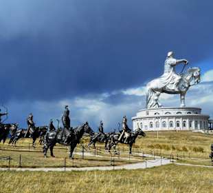 Reiterfiguren vor dem Denkmal