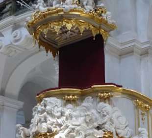 Die katholische Hofkirche – Innenansicht