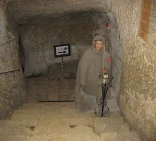 HInunter in die Kellergewölbe
