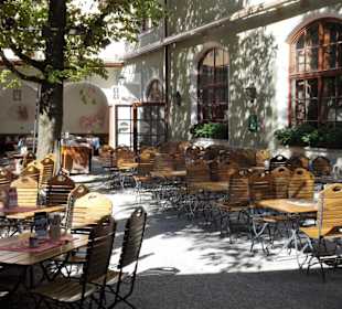 Im Arkadenbiergarten des Sternbräu