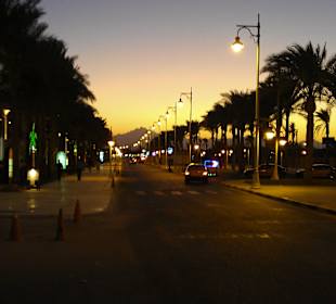 Die Straße vor dem Hotel