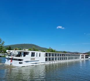 Kreuzfahrtschiffe fahren vorbei