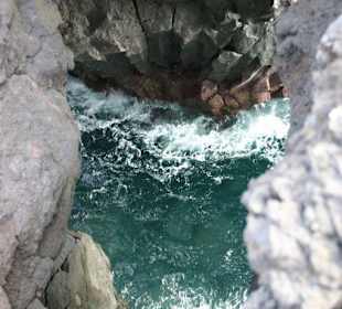 Blick durch eine der Öffnungen ins Meer II