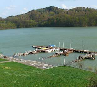 Przystań z kajakami, rowerami wodnymi i łodziami