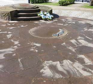 Das 1. Ehrenmal (Steinplatte)