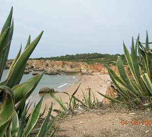 Strand mit Klippenlandschaft in Praia do Vau