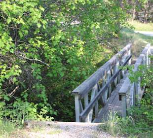...kleine Brücke über einen Bach