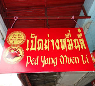 Schild über dem Bürgersteig