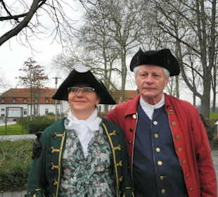 In historischen Kostümen