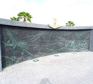 Ehrenhain, ca 300m Richtung Innenstadt laufen