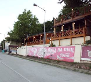 Restaurant oberhalb der abgesackten Straße