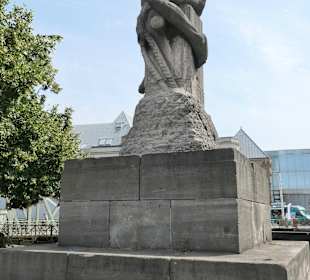 Steinskulptur Tauzieher in Köln beim Rheinaufhafen