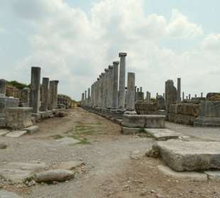 Blick auf die "Einkaufsmeile" von Perge