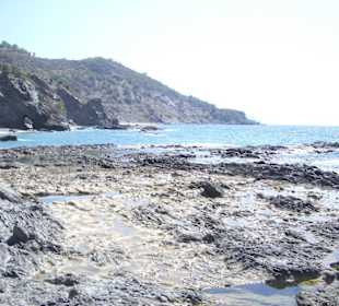Einsamer Strand mit Bucht