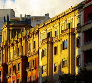 Häuserfront im Sonnenlicht