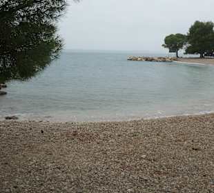 Der steinige Stadtstrand von Crikvenica