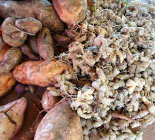 Süßkartoffeln und frischer Ingwer auf dem Markt