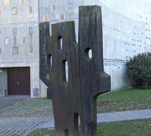 Skulptur Durchbrochene Fläche im Raum