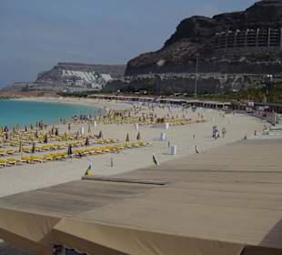 Der Strand (aufgeschüttet) von Amadores