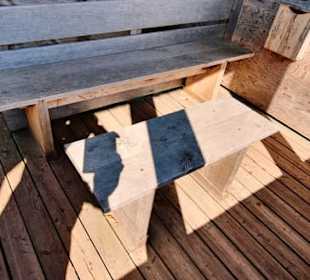 Sitzgelegenheit am Turm