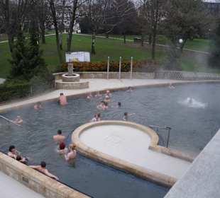 Außenpool mit schwarzem Thermalwasser